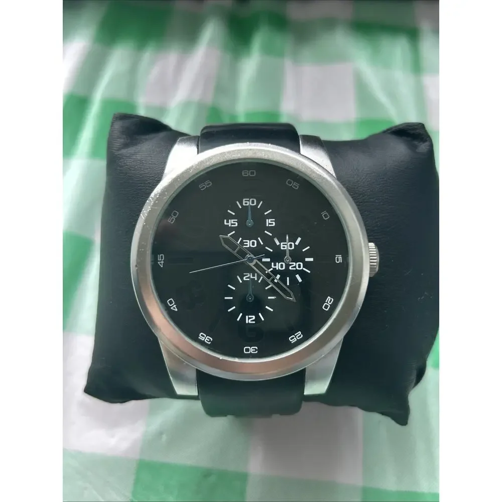 Large Silver Tone Black Dial Men’s Quartz Watch